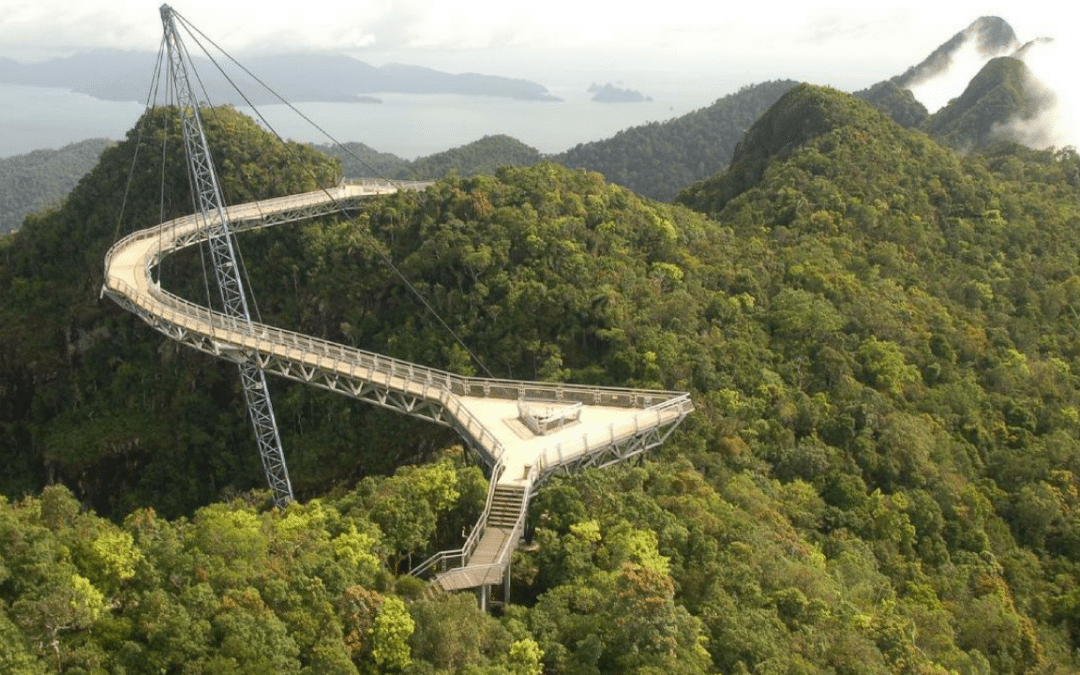 El Skybridge de Langkawi, el puente curvado más largo del mundo